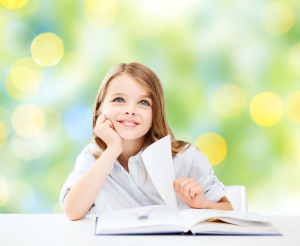 Glückliche Schülerin mit Buch in der Schule — Stockfoto