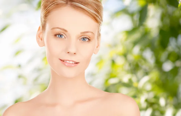 Bella giovane donna faccia su sfondo verde — Foto Stock