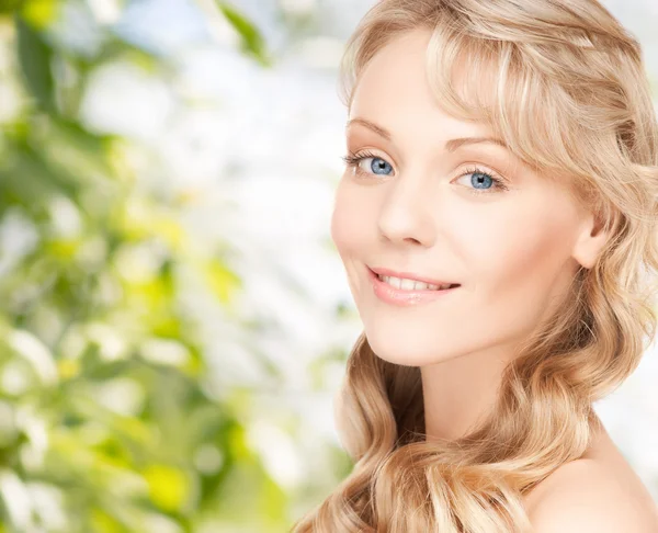 Bella giovane donna faccia con lunghi capelli ondulati — Foto Stock