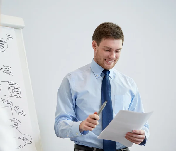 Grupp av leende affärsmän i office — Stockfoto