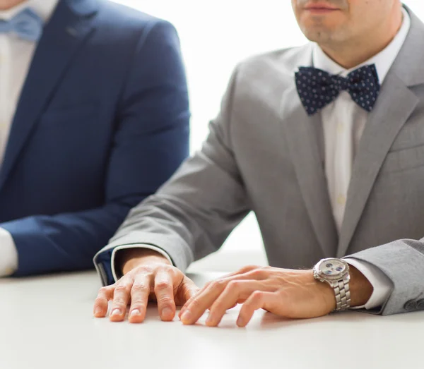 Крупним планом щаслива чоловіча гей пара рук на весіллі — стокове фото