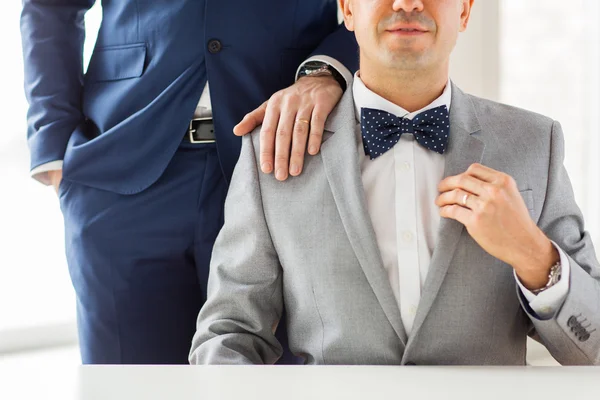 Närbild av manliga homosexuella par med vigselringar på — Stockfoto