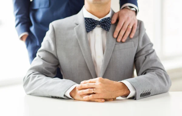 Close up de masculino gay casal com casamento anéis no — Fotografia de Stock