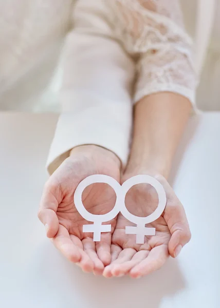Gros plan de heureux couple lesbien avec Venus symbole — Photo