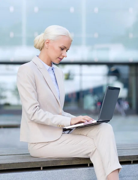 Mujer de negocios que trabaja con el ordenador portátil al aire libre — Foto de Stock