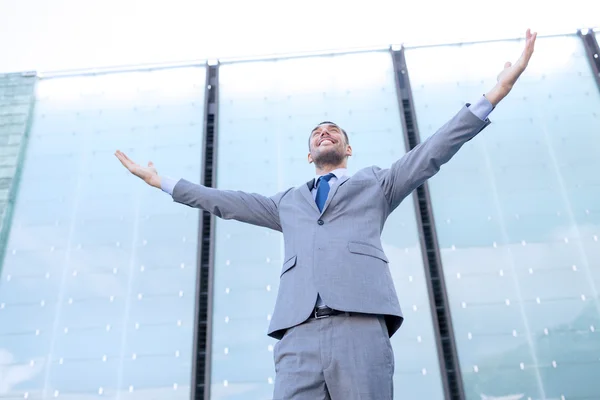 Jonge lachende zakenman over kantoorgebouw — Stockfoto