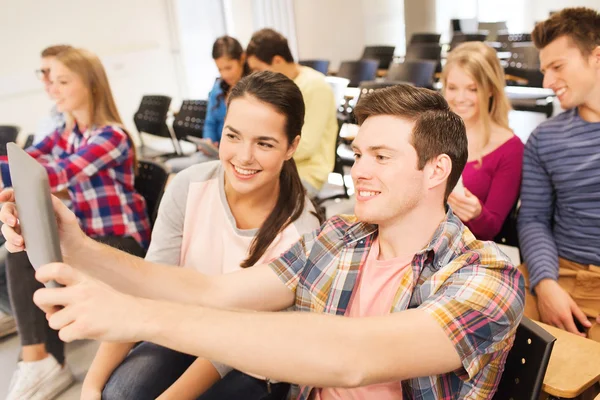 Grupa uśmiechający się studentów z komputera typu tablet — Stockfoto