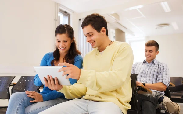 Grupa uśmiechający się studentów z komputera typu tablet — Stockfoto