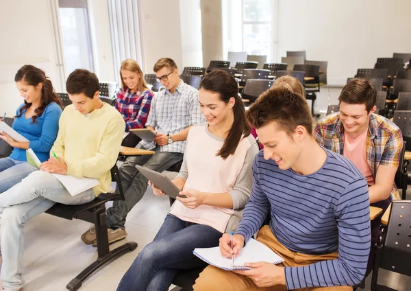 Grupp leende studenter med TabletPC — Stockfoto