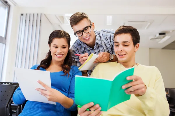 Group of smiling students in lecture hall — Stock Photo, Image