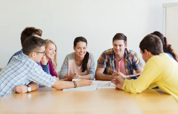 Gruppe lächelnder Studenten mit Blaupause — Stockfoto