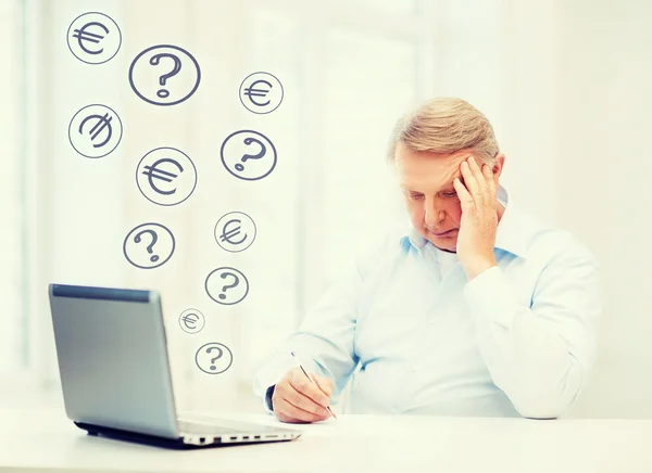 Old man filling a form at home — Stock Photo, Image