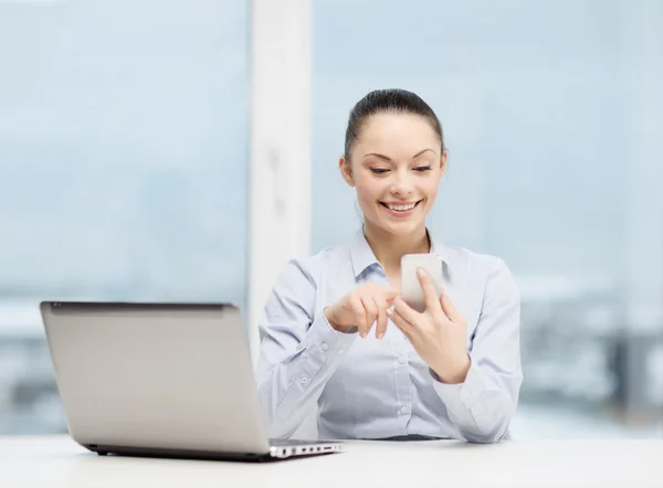 Mulher de negócios sorridente com laptop — Fotografia de Stock