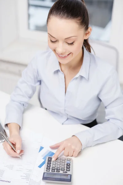 Zakenvrouw werken met documenten in office — Stockfoto