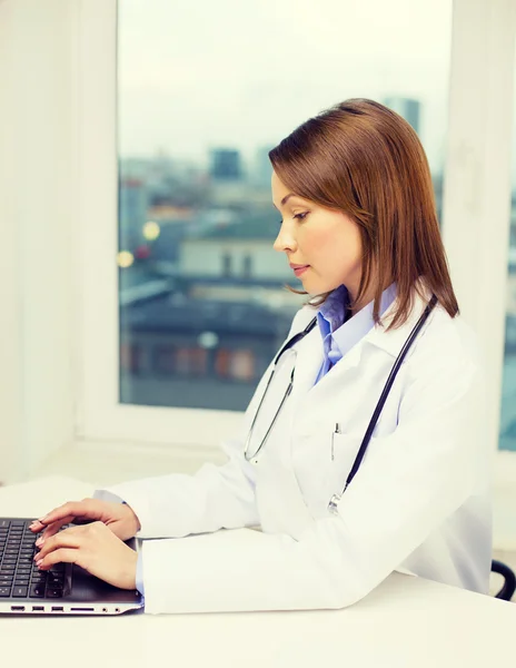 Médico ocupado com computador portátil — Fotografia de Stock