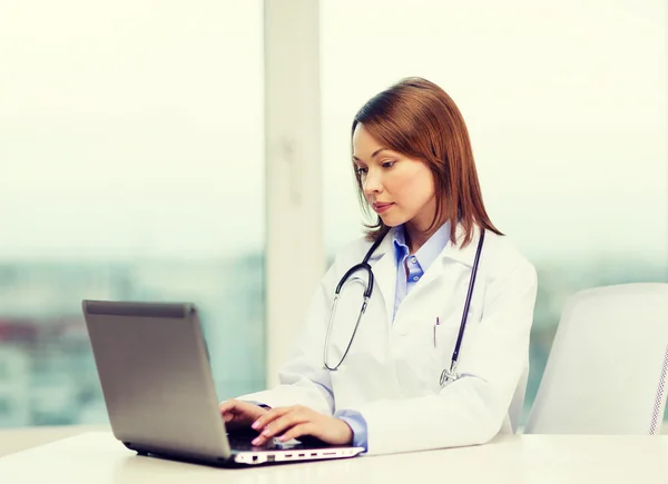 Drukke dokter met laptop computer — Stockfoto