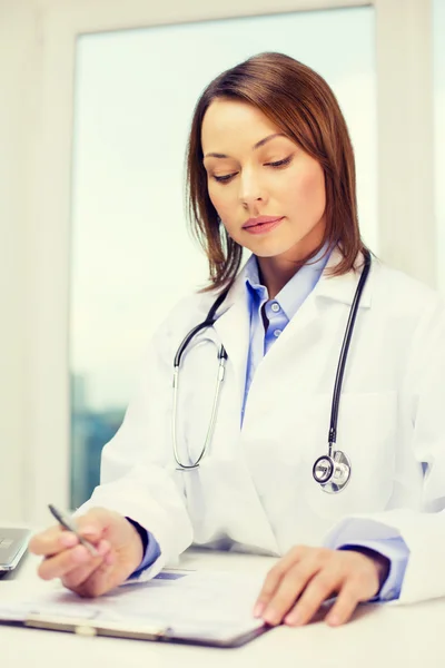 Médico ocupado com computador portátil e área de transferência — Fotografia de Stock