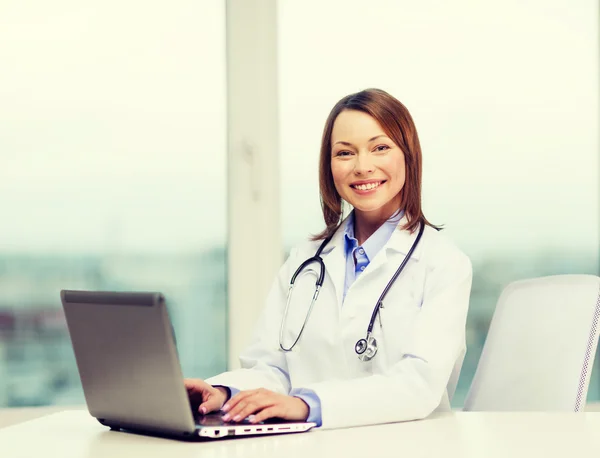 Ocupado médico con ordenador portátil — Foto de Stock