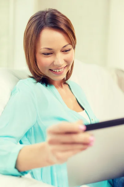 Szczęśliwa kobieta z komputera typu tablet PC w domu — Zdjęcie stockowe