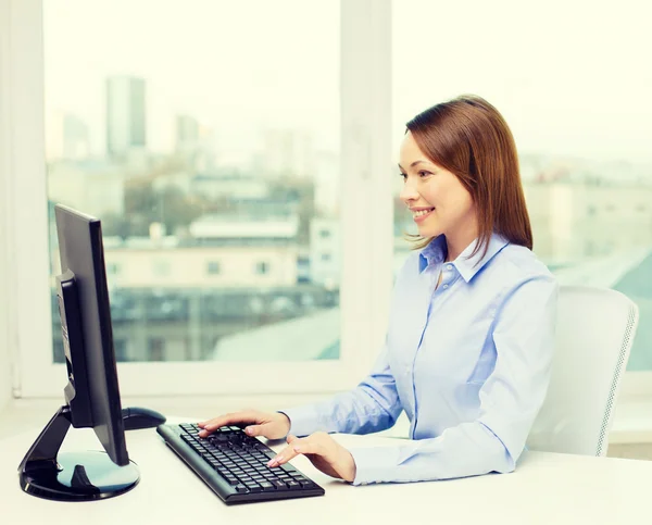 Empresária sorridente ou estudante com computador — Fotografia de Stock