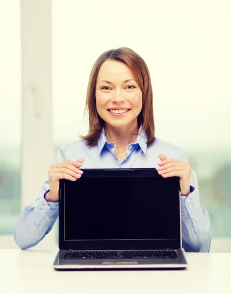 Affärskvinna med blank svart laptop skärm — Stockfoto