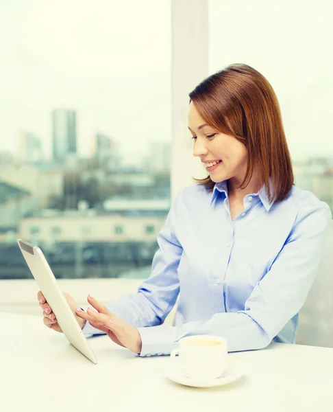 Empresária sorridente com tablet pc e café — Fotografia de Stock