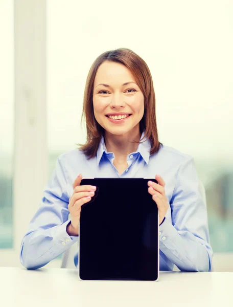 Donna d'affari sorridente con computer tablet pc — Foto Stock