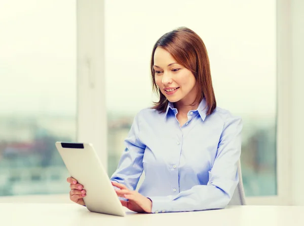 Affärskvinna eller student med TabletPC leende — Stockfoto