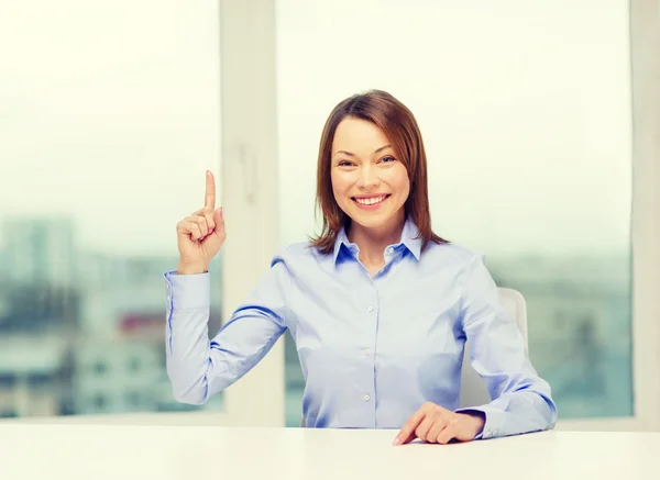 Attraktive Geschäftsfrau im Büro — Stockfoto