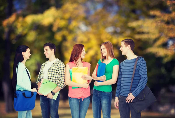 Groep lachende studenten permanent — Stockfoto