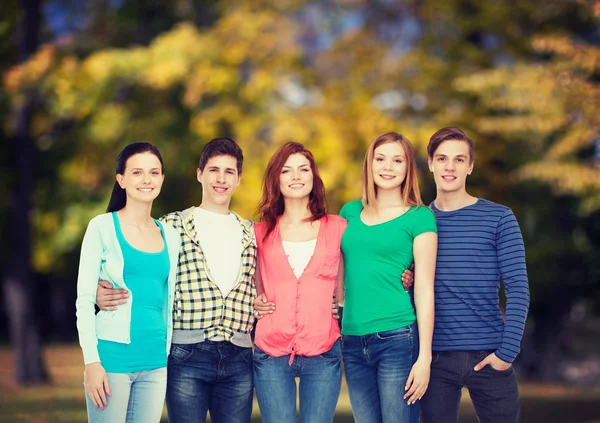 Groep lachende studenten permanent — Stockfoto