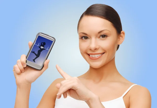 Glückliche Frau zeigt Smartphone-Bildschirm leer — Stockfoto