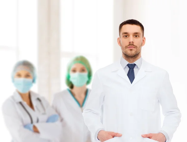 Homme médecin en manteau blanc — Photo