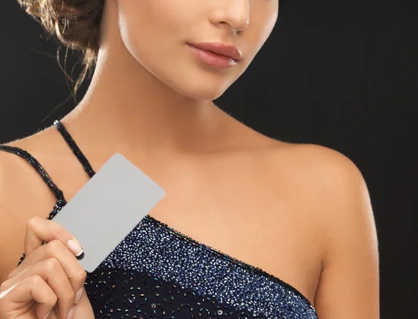 Frau im Abendkleid mit Plastikkarte — Stockfoto