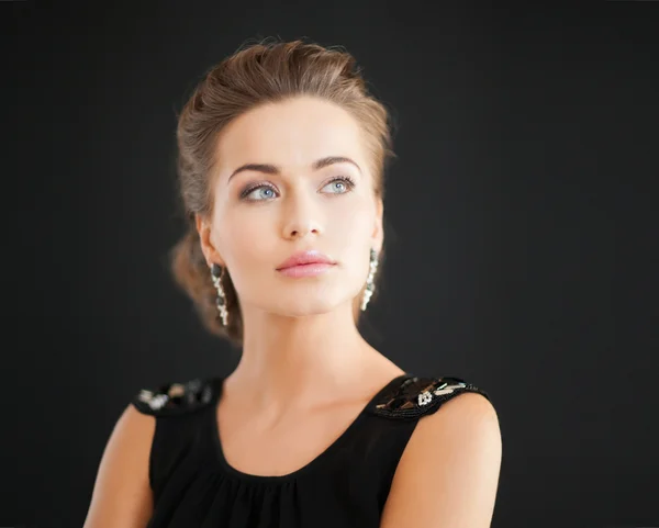 Mujer con pendientes de diamantes — Foto de Stock