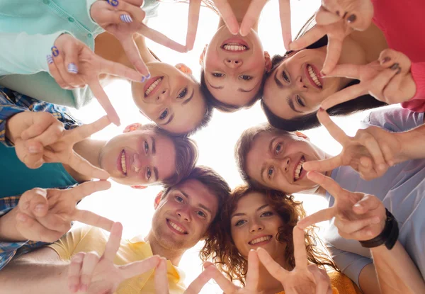 Gruppo di adolescenti sorridenti che mostrano il segno della vittoria — Foto Stock