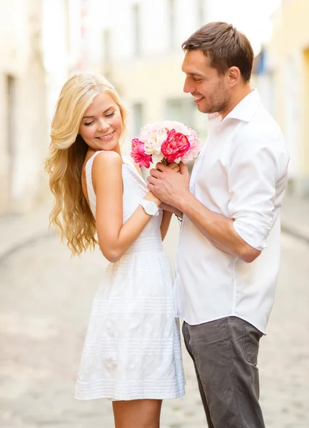 Casal com flores na cidade — Fotografia de Stock