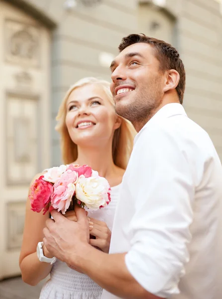 Couple avec des fleurs dans la ville — Photo