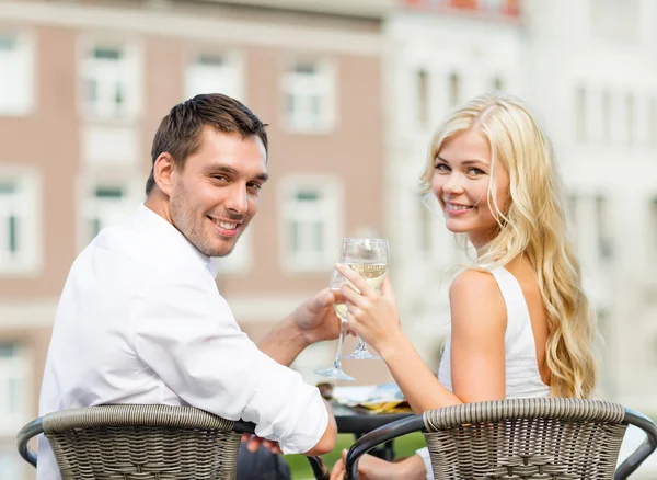 Sonriente pareja bebiendo vino en la cafetería —  Fotos de Stock