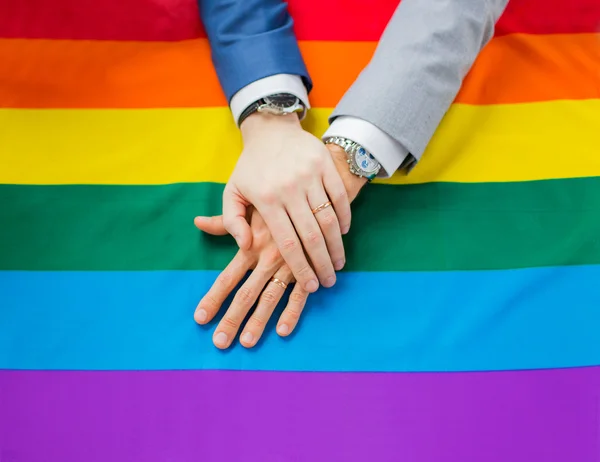 무지개 깃발에 남성 게이 커플의 클로즈업 스톡 사진