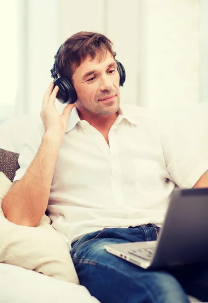 Man met koptelefoon die naar muziek luistert — Stockfoto