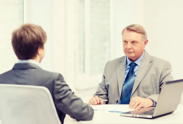 Older man and young man having meeting in office — Stock Photo, Image