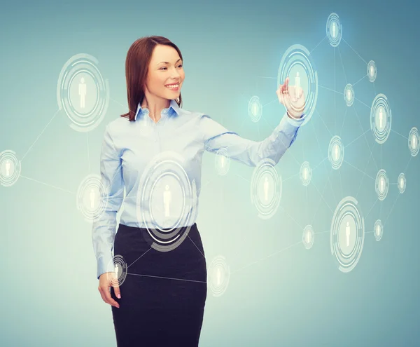 Glimlachende zakenvrouw werken met virtuele scherm — Stockfoto