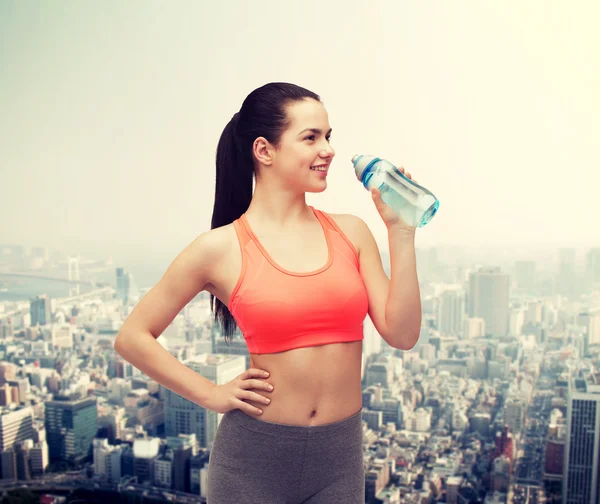 Sportieve vrouw met fles water — Stockfoto