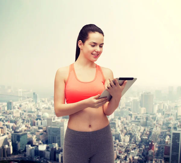 Mujer deportiva con tablet PC PC — Foto de Stock