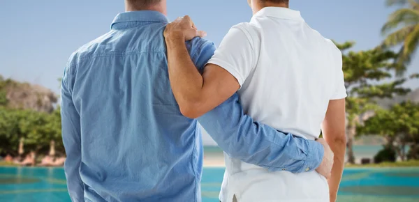Κοντινό πλάνο ευτυχισμένου αντρικού γκέι ζευγαριού που αγκαλιάζεται — Φωτογραφία Αρχείου