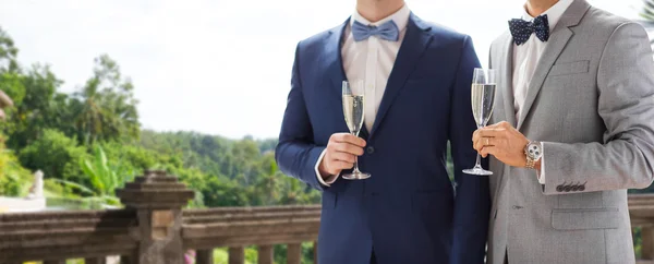 Gros plan de mâle gay couple avec champagne verres — Photo