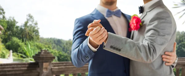 Close up de feliz masculino gay casal dançando — Fotografia de Stock