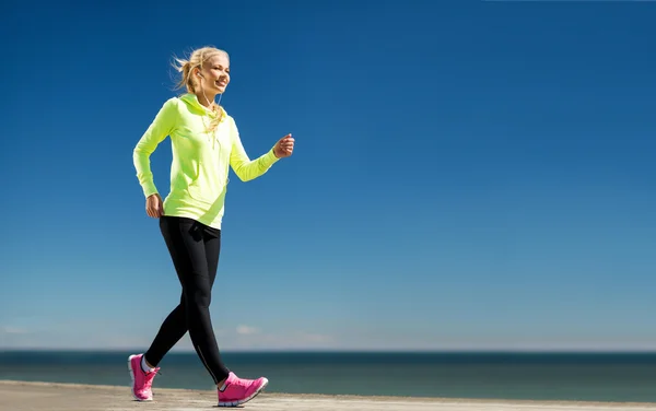 Woman doing sports outdoors — Stock Photo, Image