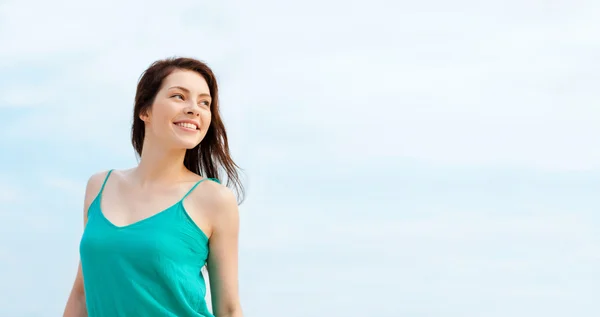 Girl standing on the beach — Stock Photo, Image